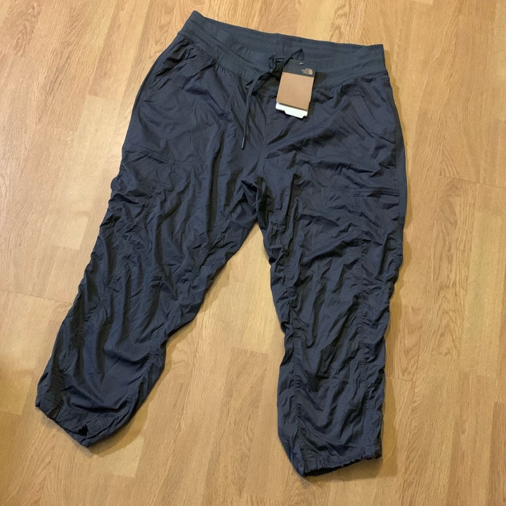 NWT The North Face Aphrodite 2.0 Capri, Gray, L - Picture 1 of 13